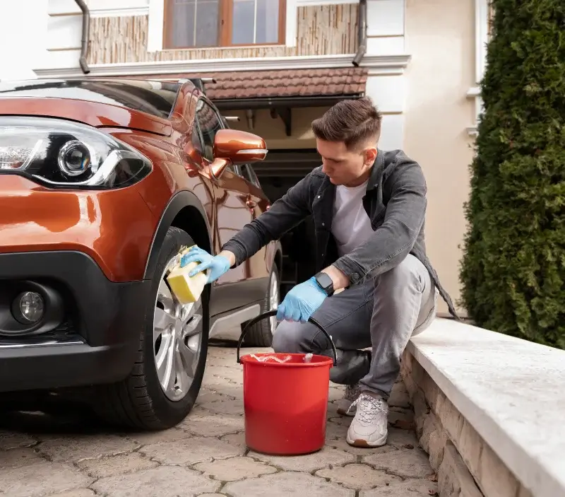 Lavage auto à domicile Saint-Agnan-en-Vercors : professionnel intervenant sur un véhicule